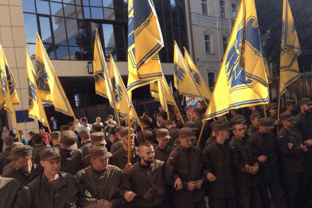 'Азов' заблокировал здание Госфискальной службы: фотофакт