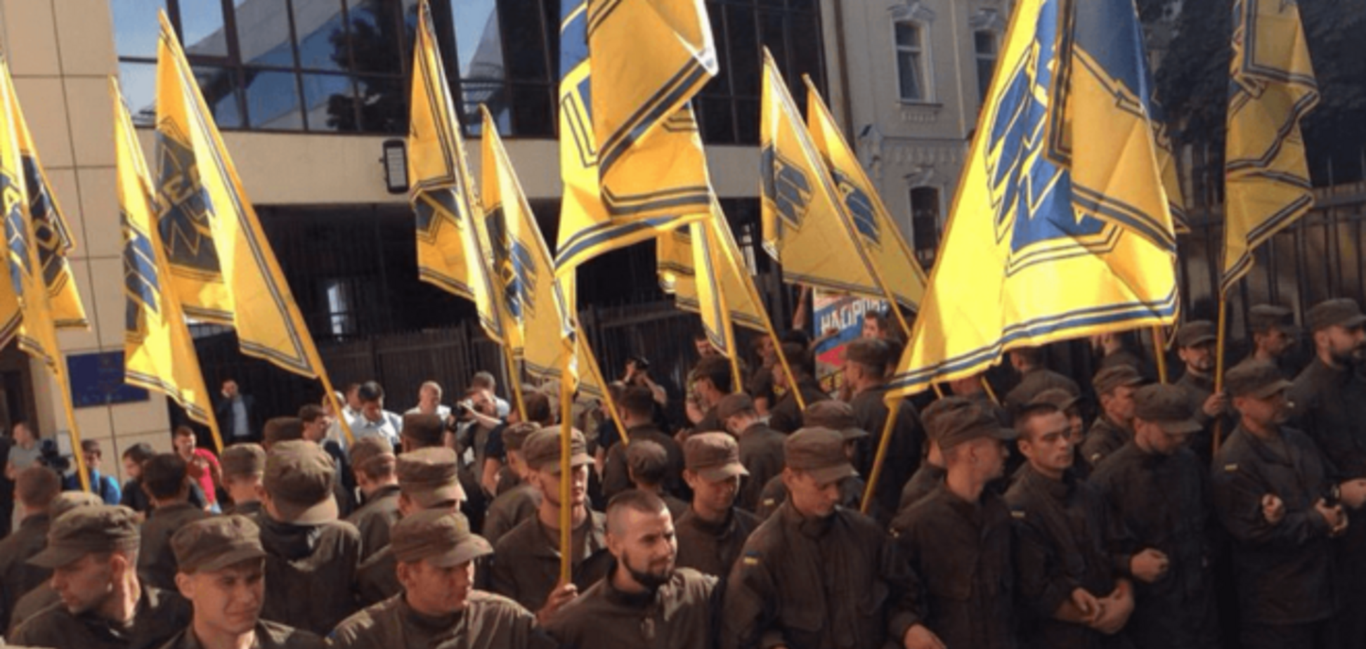 'Азов' заблокував будівлю Госфіскальної служби: фотофакт