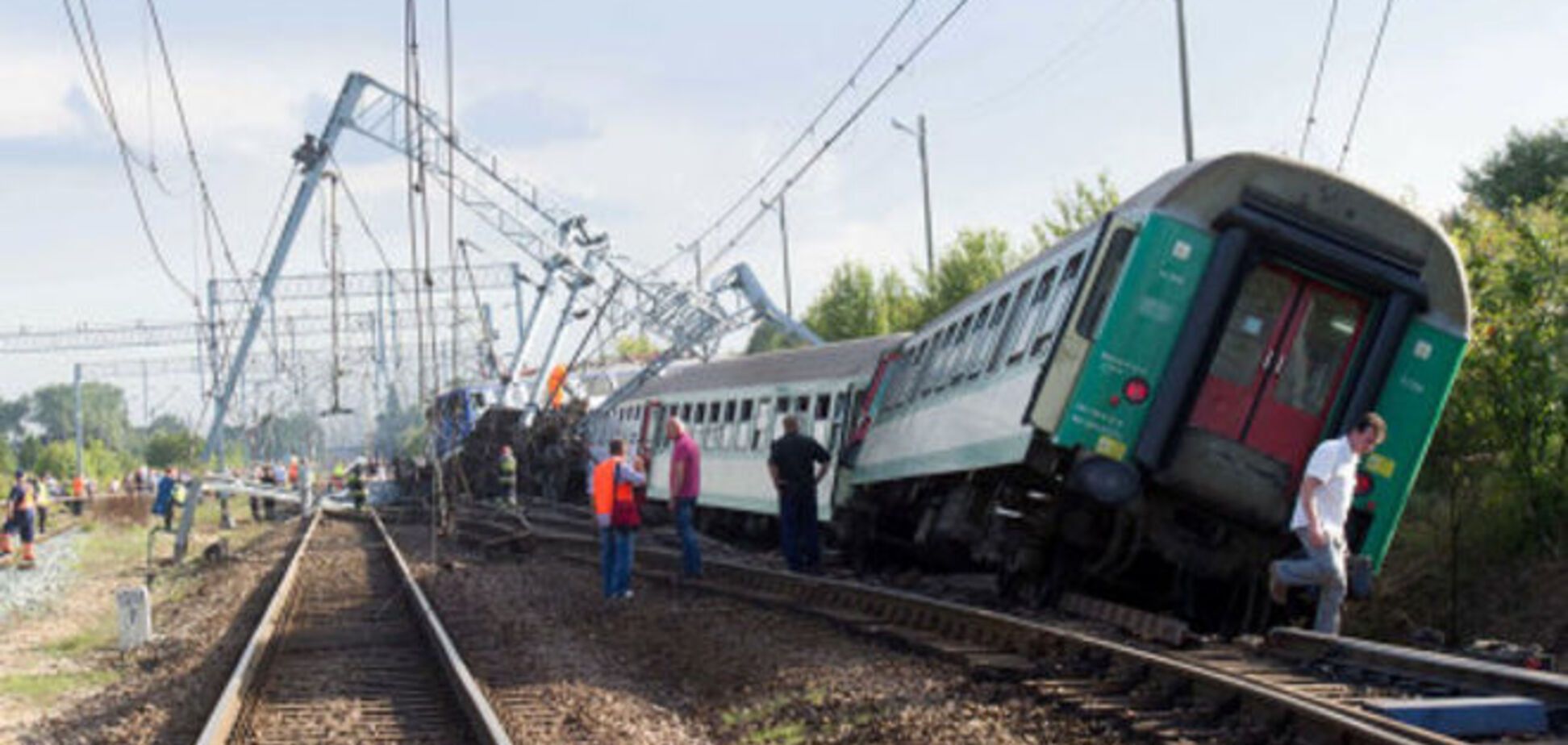 В России пассажирский поезд сошел с рельс: есть пострадавшие