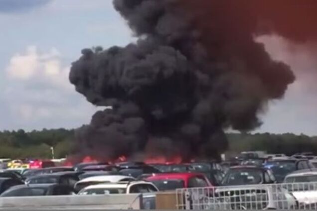 У Британії прямо в аеропорту розбився літак: опубліковано відео
