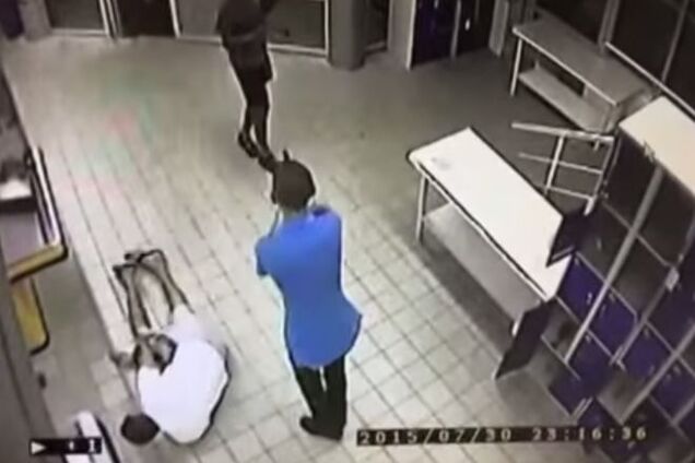 У мережі з'явилося відео стрілянини в супермаркеті Харкова