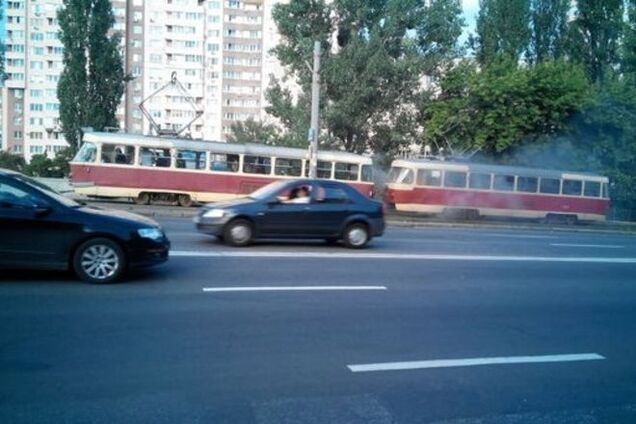 В Киеве загорелся трамвай с пассажирами: фотофакт