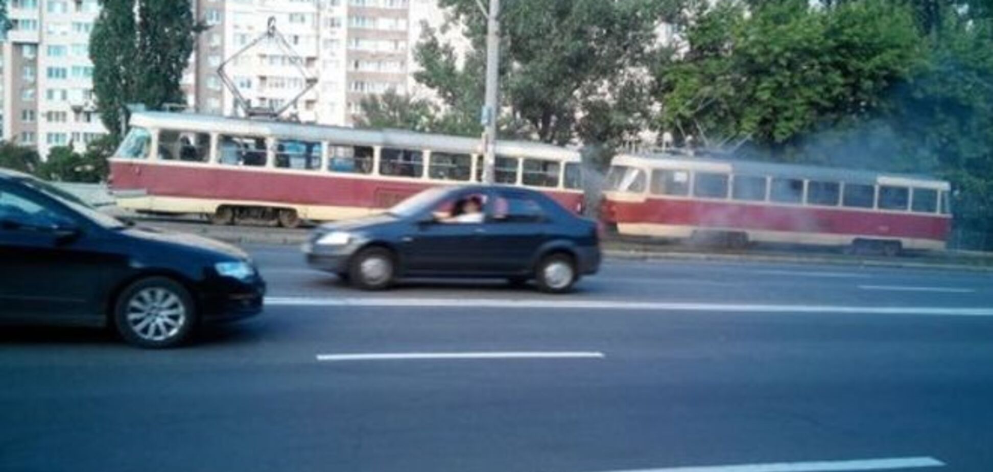 В Киеве загорелся трамвай с пассажирами: фотофакт