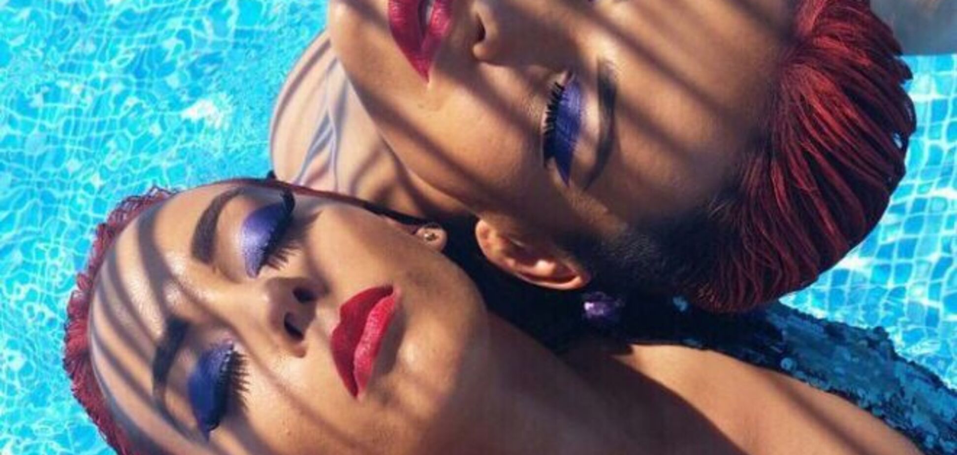 Девушки из Nikita показали упругие попки на пляже острова Крит