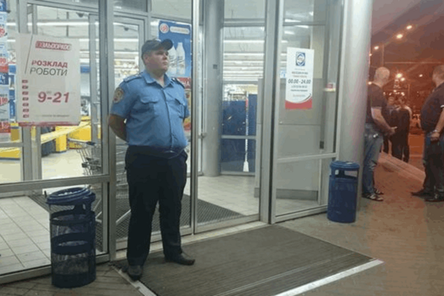 У харківському супермаркеті невідомий розстріляв чоловіка: фотофакт