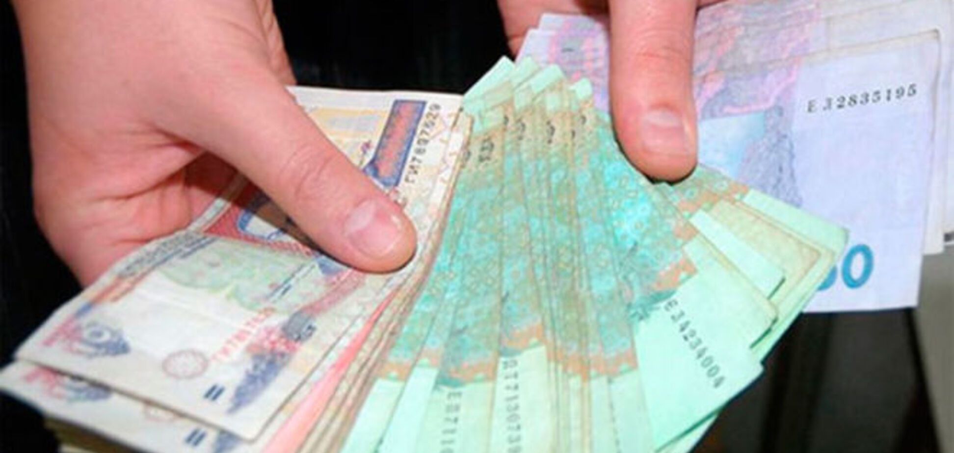 Стало известно, на сколько могут увеличить украинцам зарплаты и пенсии