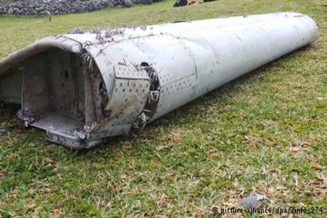 На уламку крила з Реюньйона знайшли номер зниклого літака MH370