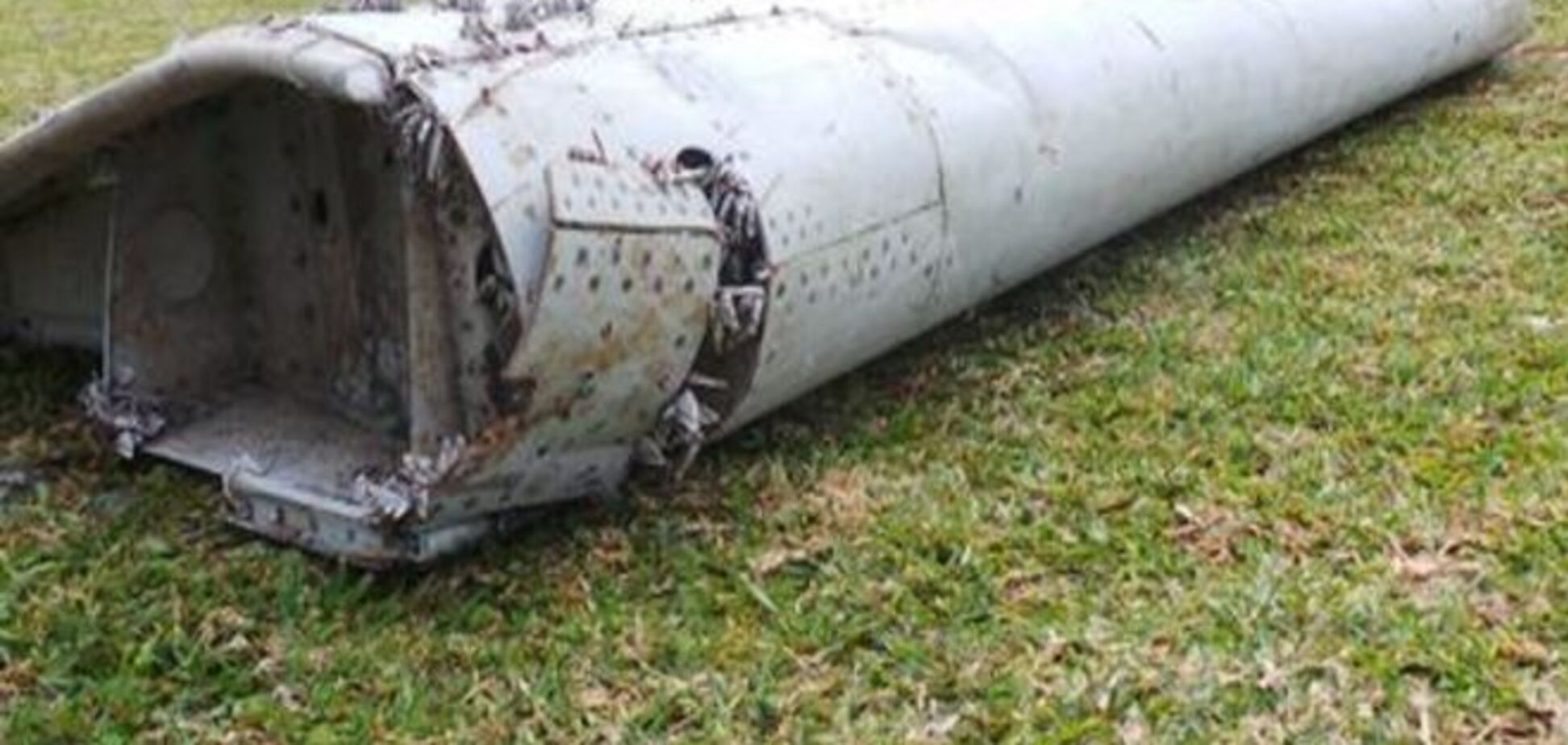 На уламку крила з Реюньйона знайшли номер зниклого літака MH370