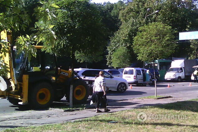 В Киеве столкнулись трактор и легковушка: фотофакт