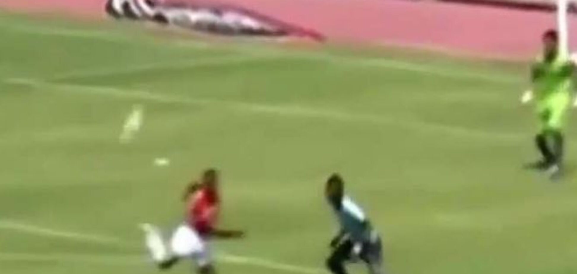 Американский футболист забил невероятный чудо-гол пяткой
