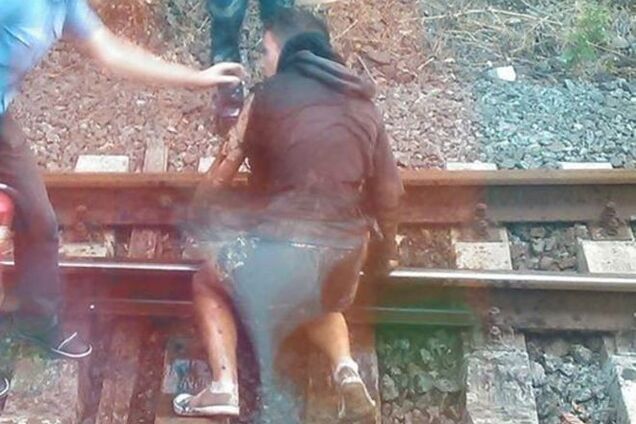 В Киеве зацепер упал с крыши электрички