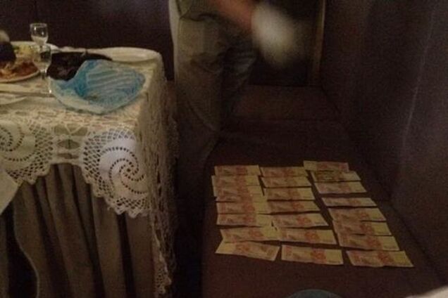 На Тернопільщині депутата облради спіймали на хабарі: фотофакт