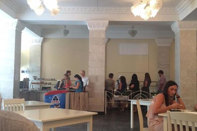 Депутат устроил скандал из-за мух в столовой Киевсовета