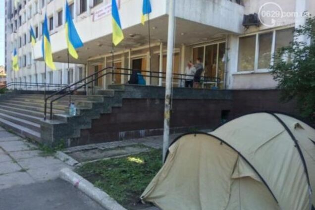 В Мариуполе митингуют против выведения 'Донбасса' и 'Азова'