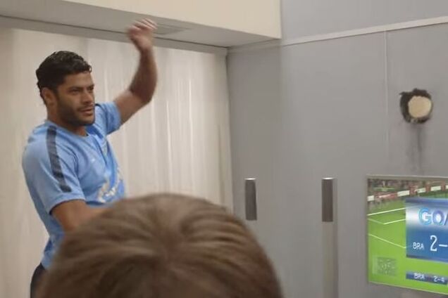 Лідер 'Зеніту' проломив джойстиком стіну: відео удару