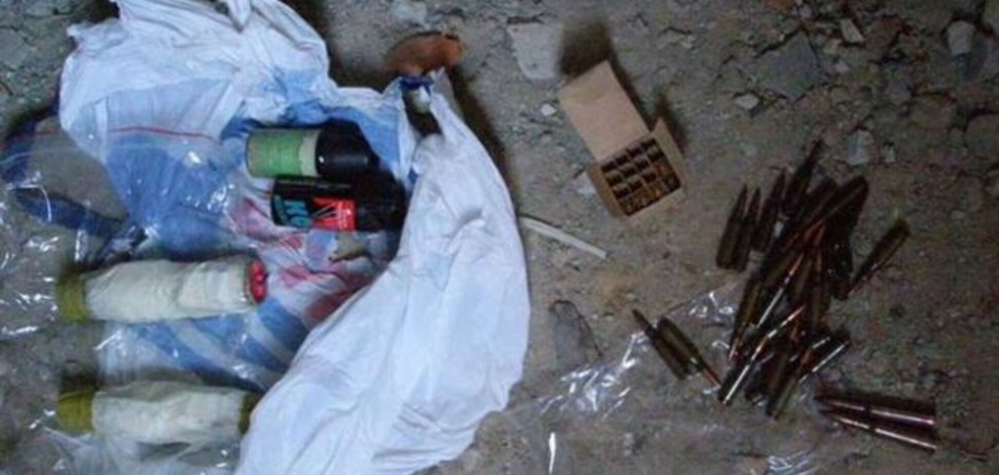 На Житомирщине в центре города нашли тайник со взрывчаткой: фотофакт