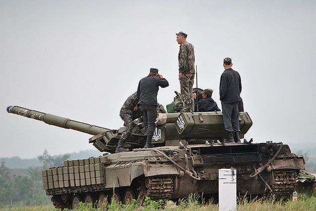 На Харківщині військові стріляли з танків Т-64БВ: фоторепортаж