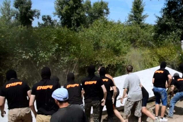 Активисты разбили забор возле коттеджей Довгого, Бойко и Кинаха: фоторепортаж