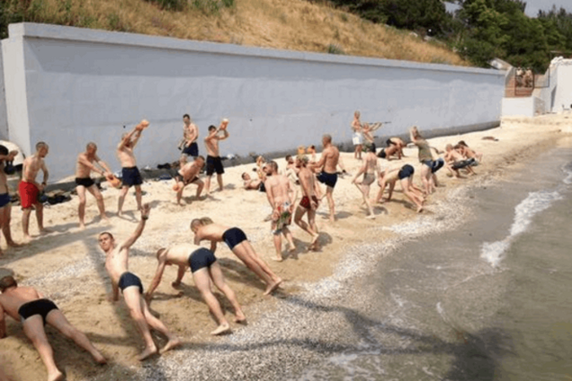 'Азов' показав інтенсивні тренування на пляжі: фоторепортаж