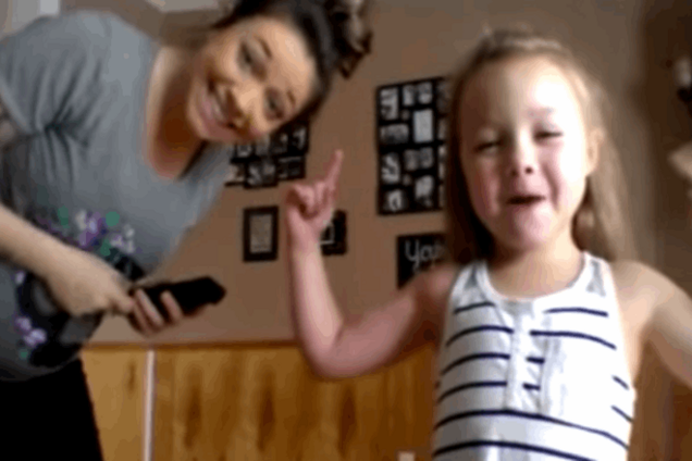 Видео бесподобного танцевального батла беременной мамы и её дочери взорвало сеть