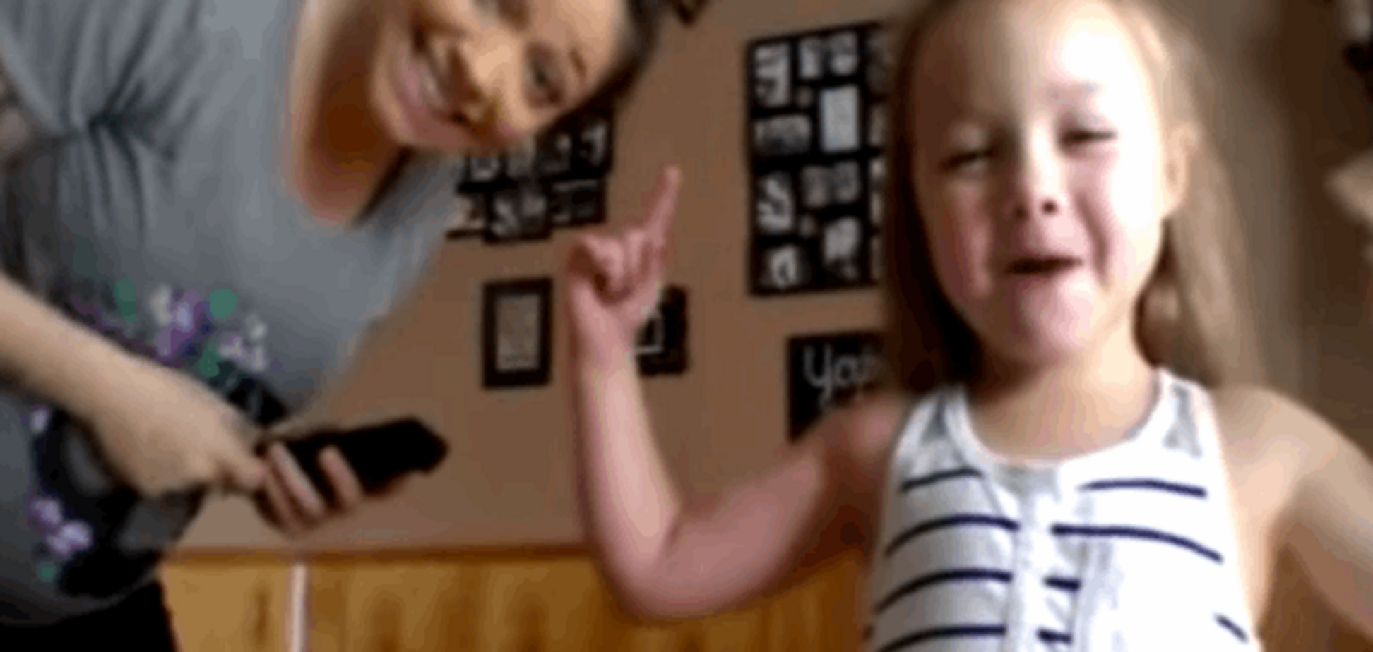 Видео бесподобного танцевального батла беременной мамы и её дочери взорвало сеть