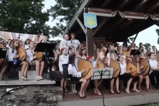 'Ховайся допоки живий': діти-бандуристи феєрично виконали пісню про 'Укроп': відеофакт