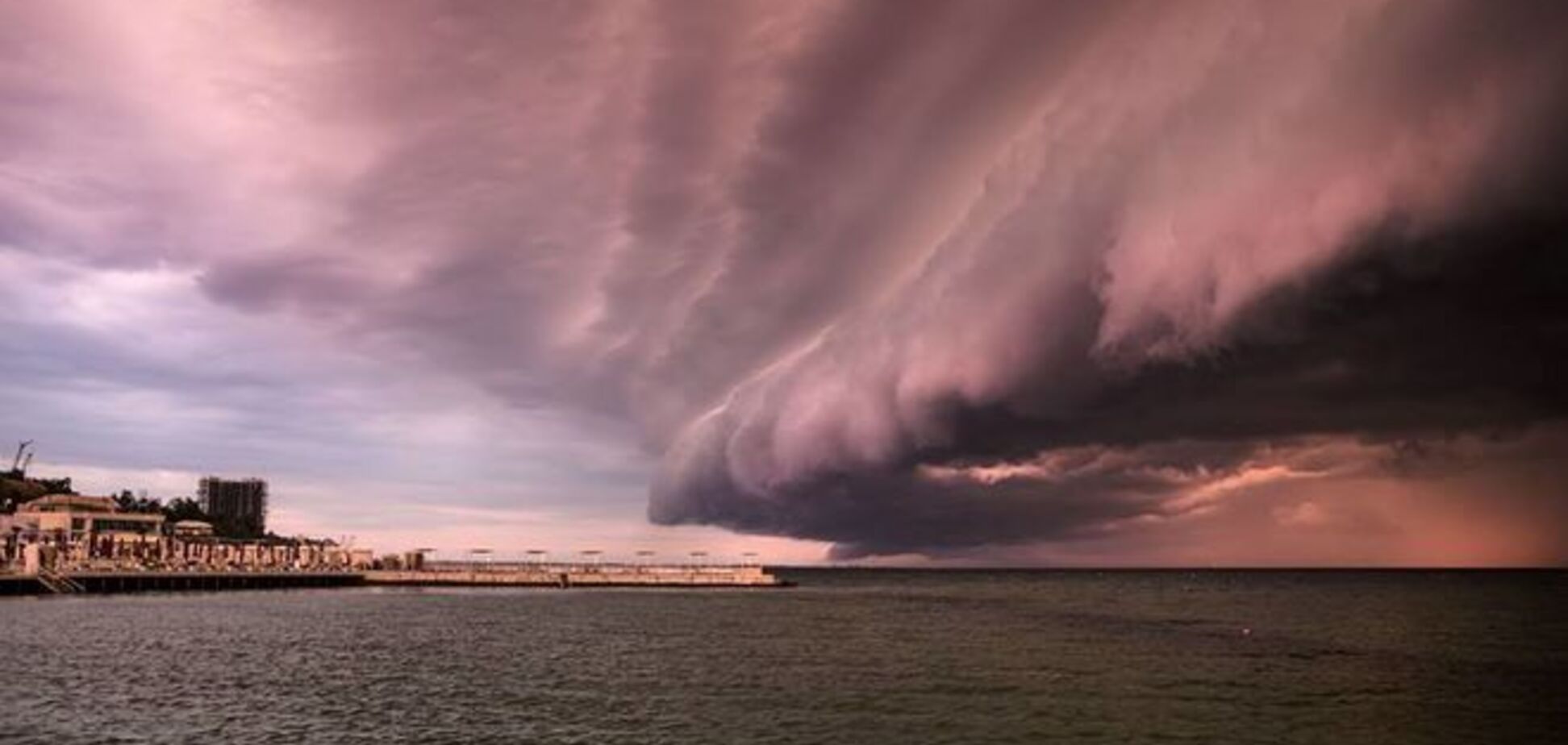 Это небо хотело упасть на Одессу: собраны невероятные фото грозы над морем