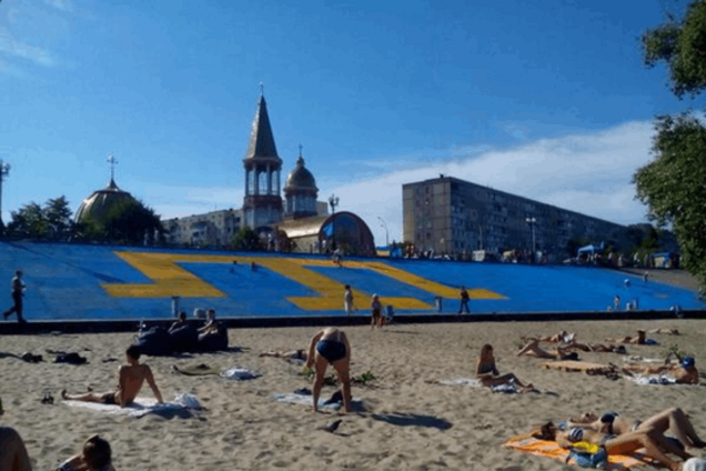 У Києві малювали гігантський кримськотатарський прапор: Відеофакт