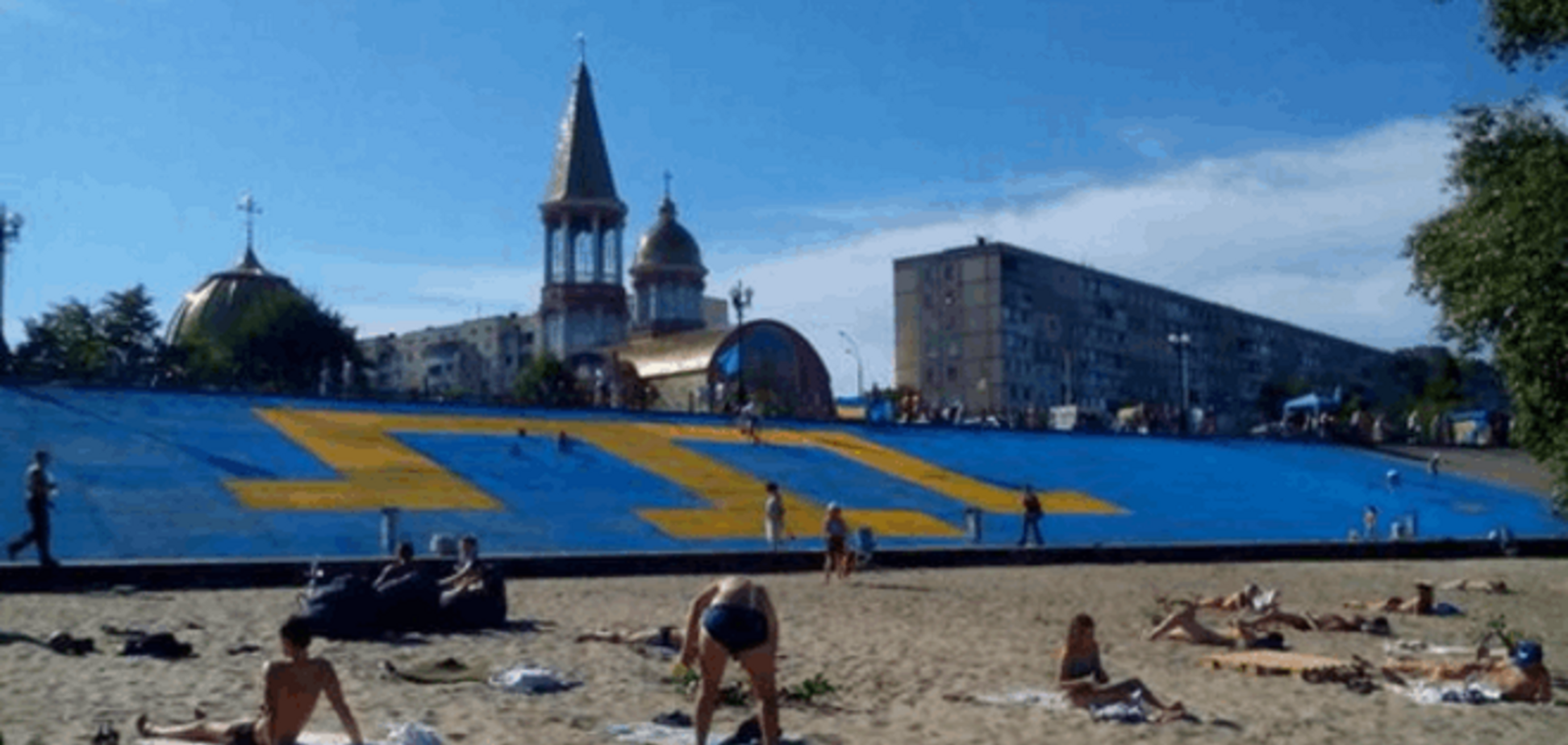 В Киеве нарисовали гигантский крымскотатарский флаг: фото и видео