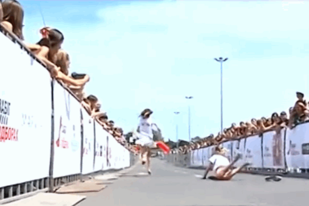 Добігти за 16 секунд. У Львові дівчата на шпильках бігали наввипередки за путівкою в Нью-Йорк: відеофакт