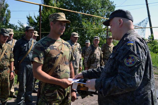 Бойцов АТО на передовой наградили медалями 'Независимость Украины'