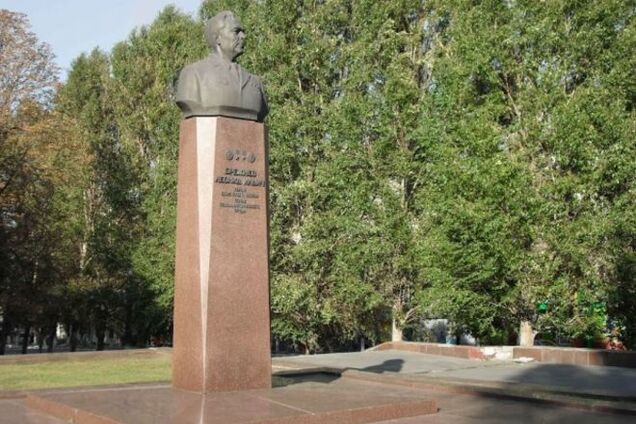В Днепродзержинске демонтируют Брежнева