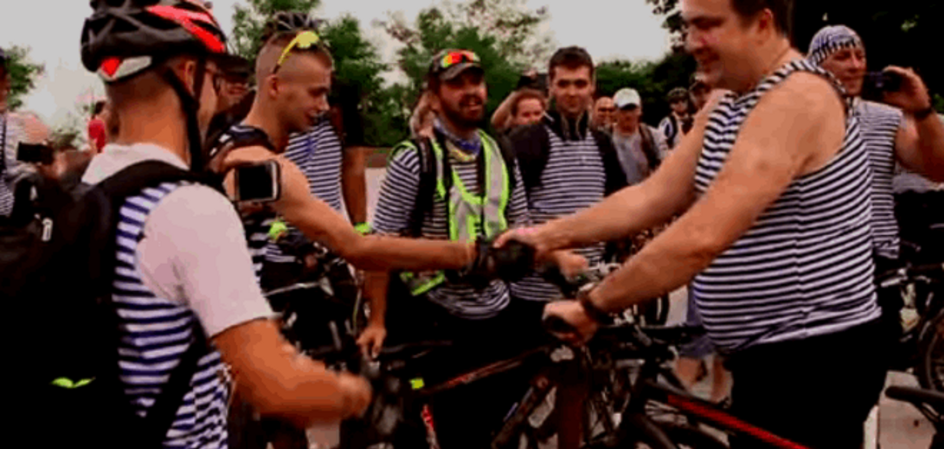 Не мало й у тільняшках. Смугастий Саакашвілі прокотився на велосипеді по Одесі: відеофакт