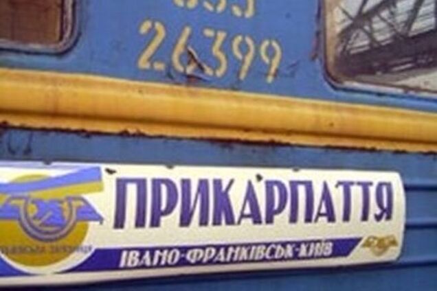 На Прикарпатье в поле загорелся пассажирский поезд с людьми: фото с места ЧП