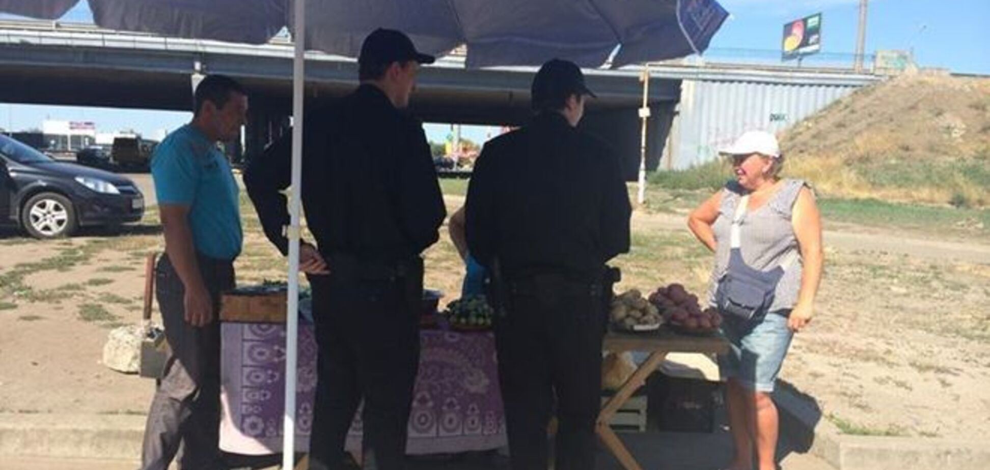 Новые киевские патрульные борются с нелегальной торговлей: фотофакт