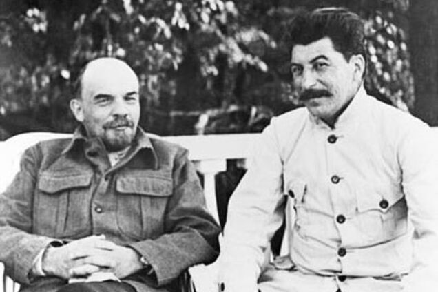 Битва титанов. В Москве подрались двойники Ленина и Сталина