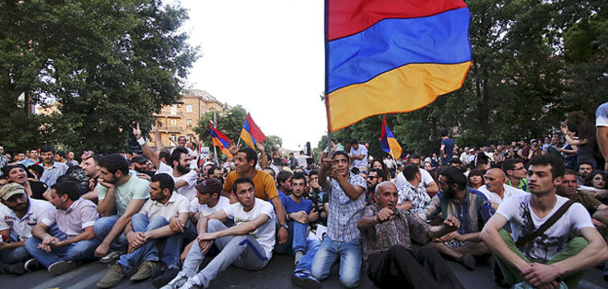 'Тарифний Майдан' в Єревані: в центр міста стягнули поліцію