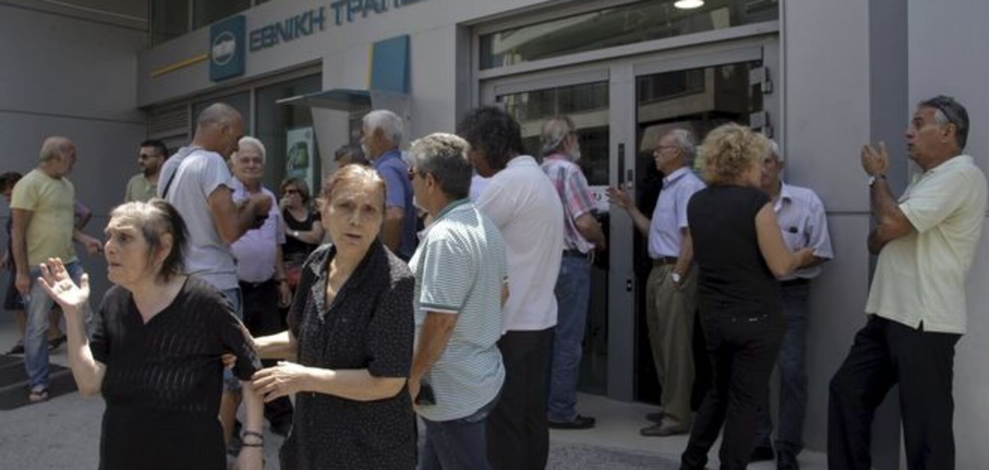 Грекам могут 'урезать' депозиты на 30%