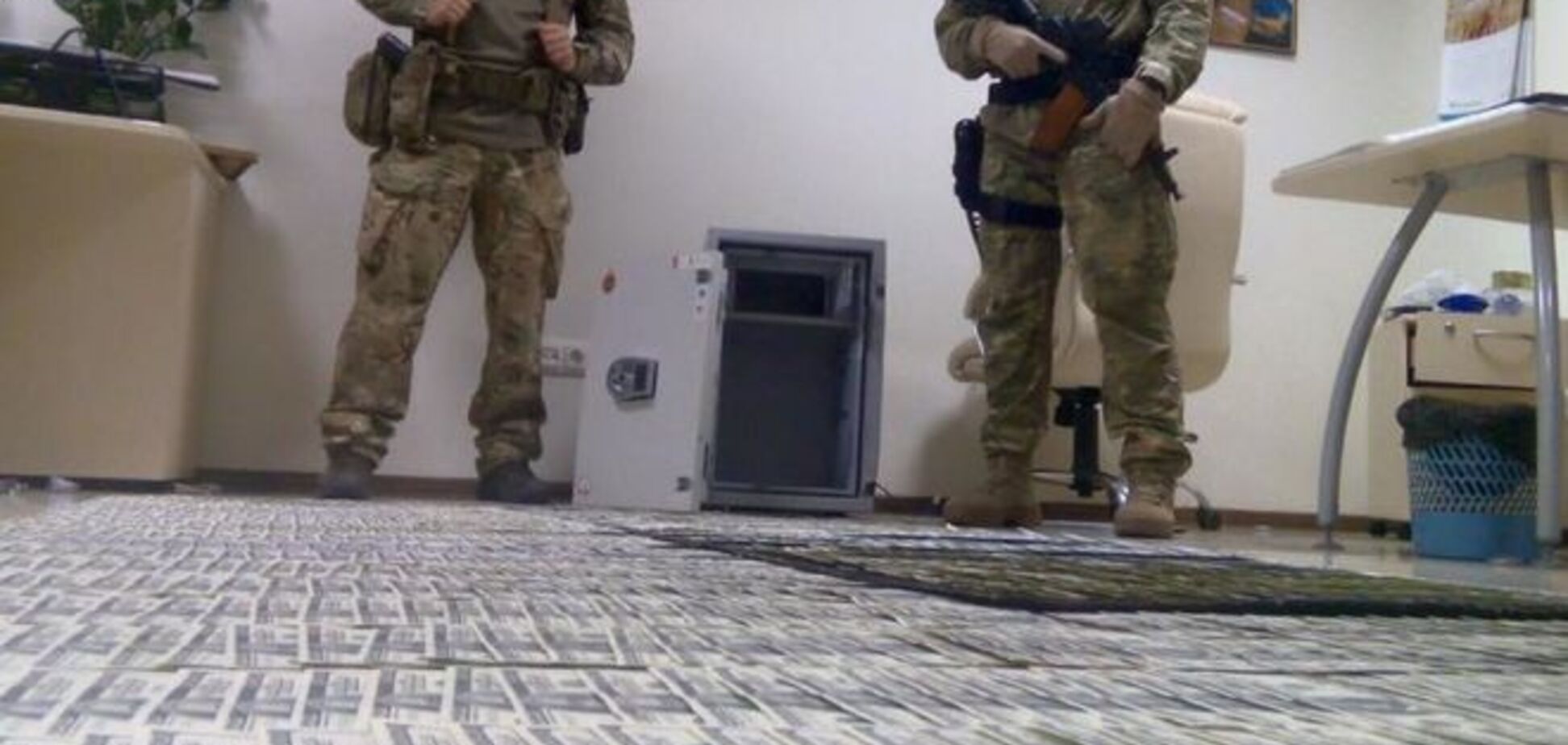 В Киеве сотрудник ГПУ и зампрокурора попались на миллионных взятках: изъяты 35 пакетов бриллиантов