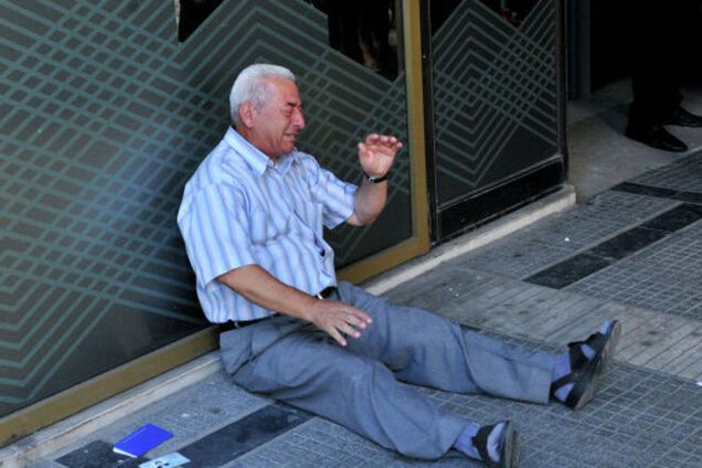 Фото плачущего греческого пенсионера взорвало соцсети