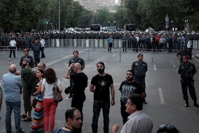 В Ереване начались аресты 'майдановцев': полиция 'зачистила' президентский квартал