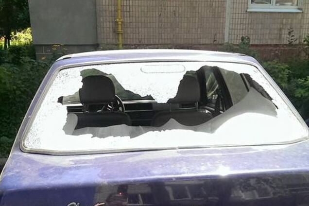 У Тернополі хуліган в балаклаві обстріляв вісім авто: фотофакт