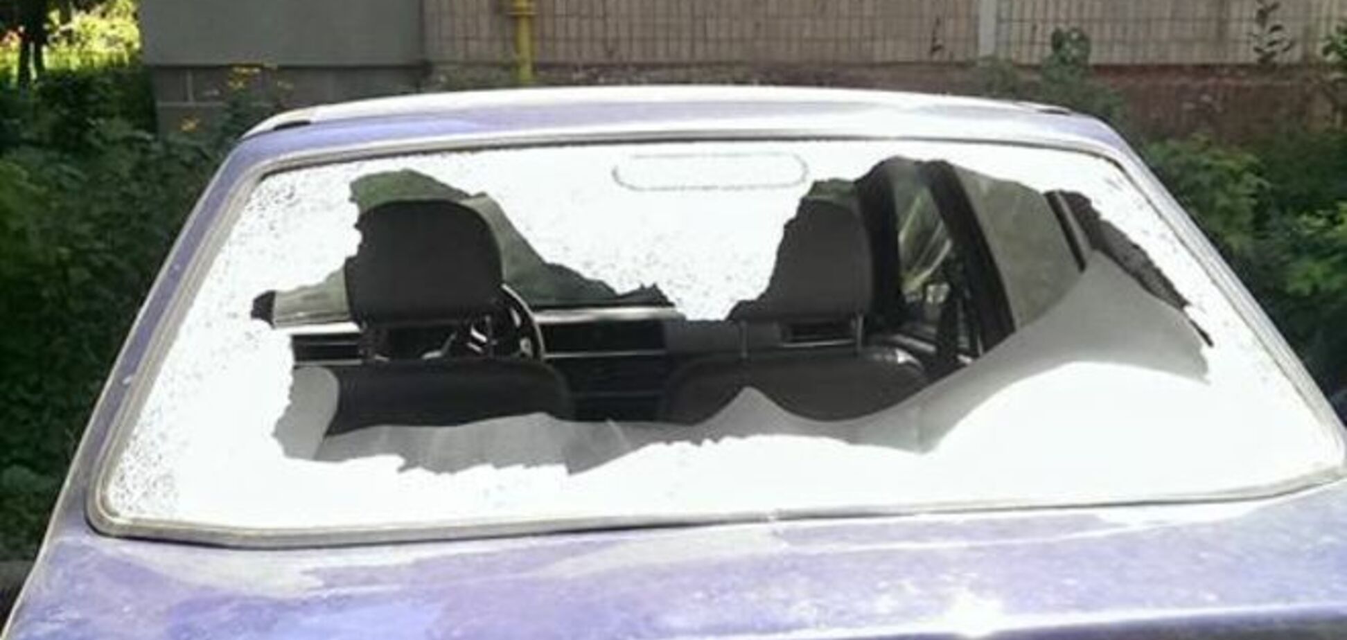 У Тернополі хуліган в балаклаві обстріляв вісім авто: фотофакт