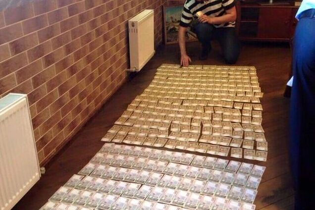 'Ковер' из долларов, бриллианты и Калашников: опубликованы фото находок в кабинетах прокуроров-взяточников