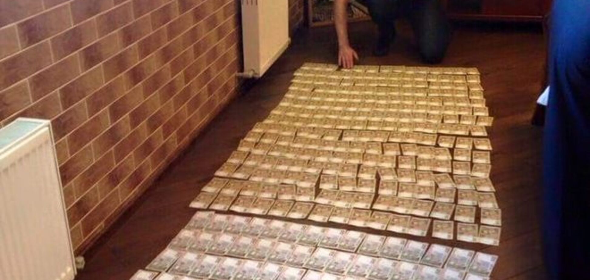 'Ковер' из долларов, бриллианты и Калашников: опубликованы фото находок в кабинетах прокуроров-взяточников