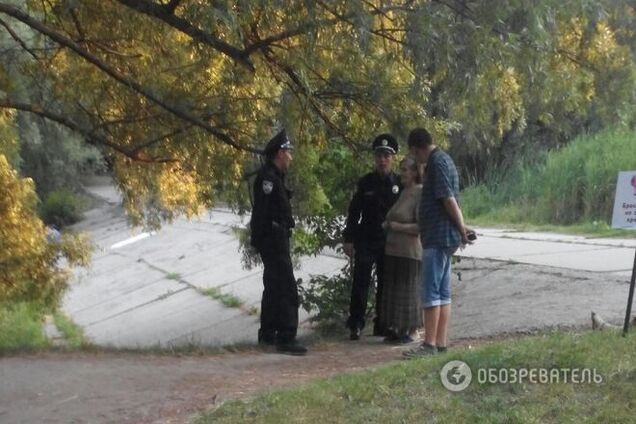 Киевские патрульные предотвратили попытку суицида: фотофакт