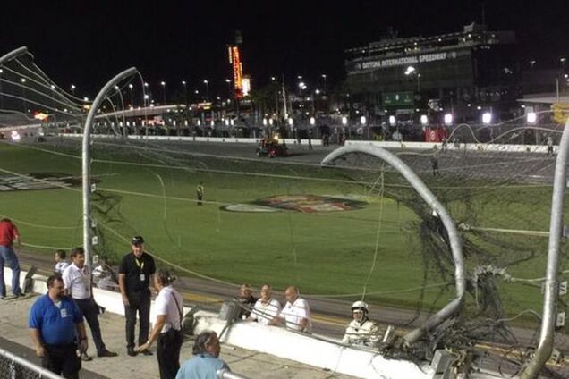 Гонщик на соревнованиях влетел в забор на скорости 321 км/ч: впечатляющее видео