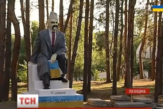Бойцы АТО украинизировали памятник Ленину на Донбассе. Видеофакт