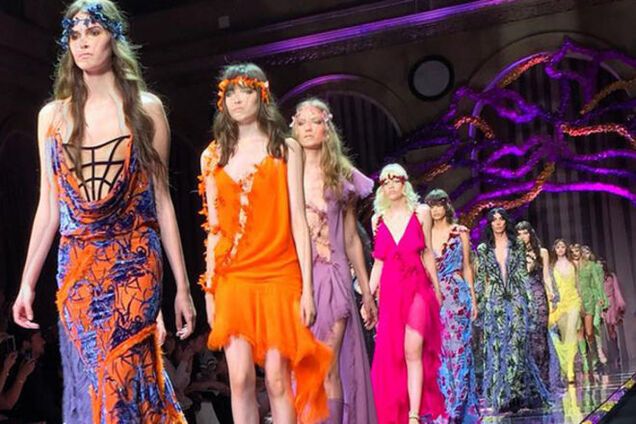 Показ Versace произвел фурор в Париже: тысячи орхидей и супермодели в роскошных платьях