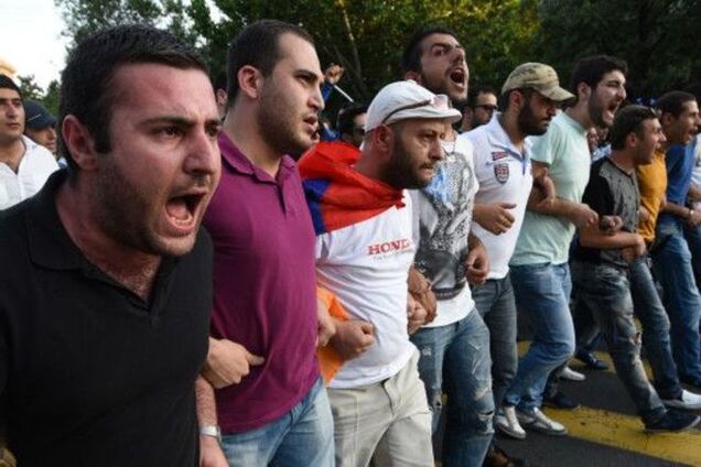 Ультиматум 'майдану' в Ереване: уйти до 12:30 или полиция применит водометы